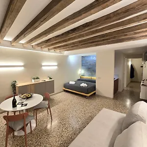 Cozy With Canal View Apartamento